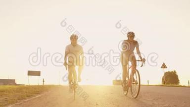 一男一女骑着<strong>自行车</strong>，在日落时分一起慢悠悠地沿着公路<strong>行驶</strong>。 这对夫妇骑<strong>自行车</strong>旅行